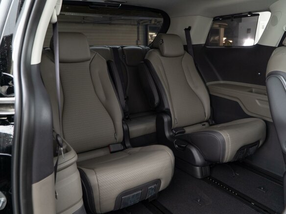 2025 Kia Carnival IV Рестайлинг, чёрный, 6949632 рублей - вид 11