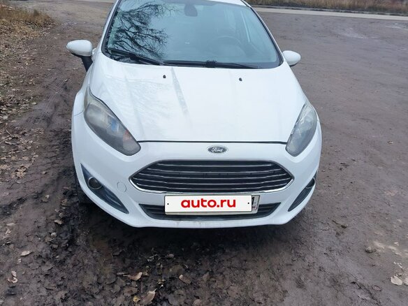 2016 Ford Fiesta Mk6 Рестайлинг, белый, 700000 рублей - вид 1