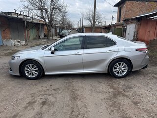 2018 Toyota Camry VIII (XV70), серебристый, 2450000 рублей, вид 4