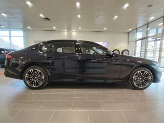 2025 BMW 5 серии Long 530Li xDrive VIII (G60/G61/G68), чёрный, 8050000 рублей, вид 5