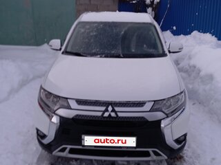 2019 Mitsubishi Outlander III Рестайлинг 3, белый, 1890000 рублей, вид 2