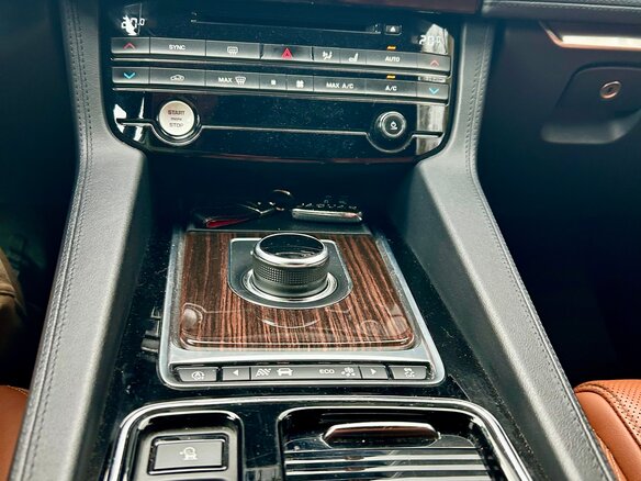 2018 Jaguar F-Pace I, чёрный, 2460000 рублей - вид 10