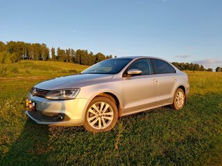 2013 Volkswagen Jetta VI, серебристый, 1015000 рублей, вид 1