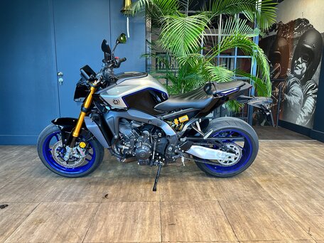 2025 Yamaha MT-09 (FZ-09), чёрный, 1390000 рублей, вид 3