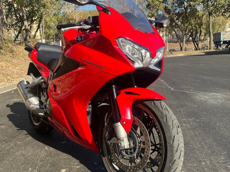 2015 Honda VFR 800, красный, 690000 рублей, вид 1