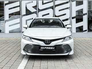 2018 Toyota Camry VIII (XV70), белый, 2390000 рублей, вид 3