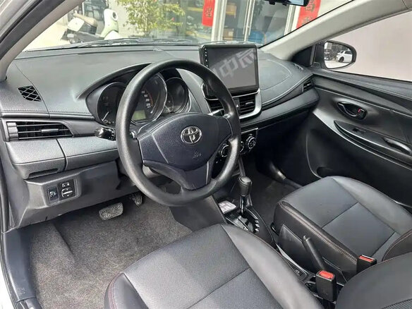 2021 Toyota Yaris L X XP150 Рестайлинг, серебристый, 1130017 рублей - вид 10