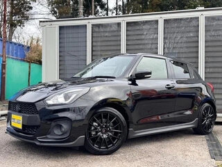 2022 Suzuki Swift V Рестайлинг, чёрный, 938027 рублей, вид 2