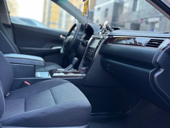 2017 Toyota Camry VII (XV50) Рестайлинг, белый, 2050000 рублей - вид 11