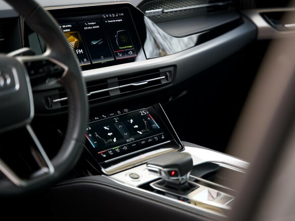 2024 Audi Q6 50 TFSI, серый, 7210000 рублей - вид 25