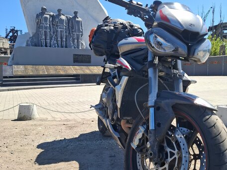 2020 Triumph Street Triple, серый, 999990 рублей, вид 2
