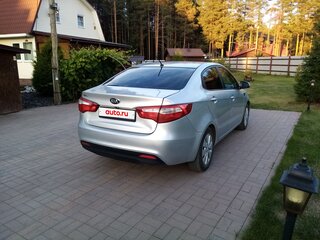 2014 Kia Rio 5-speed III, серебристый, 700000 рублей, вид 4