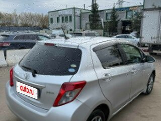 2011 Toyota Vitz III (XP130), серебристый, 610000 рублей, вид 3