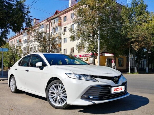 2019 Toyota Camry VIII (XV70), белый, 3100000 рублей