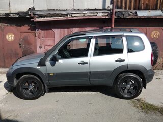 2018 Chevrolet Niva I Рестайлинг, серебристый, 900000 рублей, вид 1