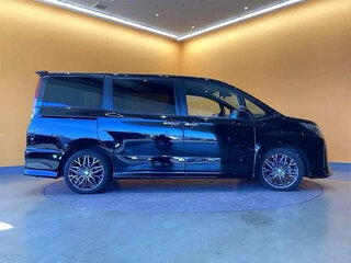 2021 Toyota Noah III (R80) Рестайлинг, чёрный, 1995000 рублей, вид 3
