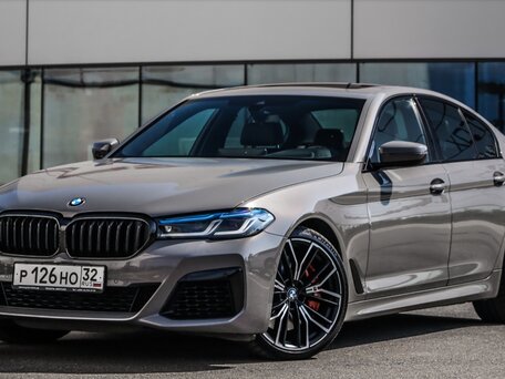 2021 BMW 5 серии 540i xDrive VII (G30/G31/G38) Рестайлинг, серый, 6700000 рублей, вид 3