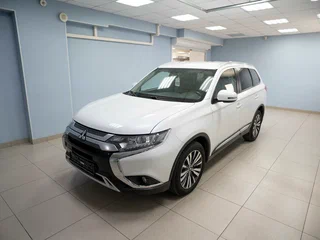 2019 Mitsubishi Outlander III Рестайлинг 3, белый, 1999000 рублей, вид 2