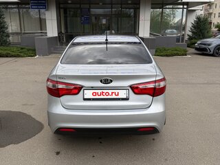 2014 Kia Rio 5-speed III, серебристый, 900000 рублей, вид 5