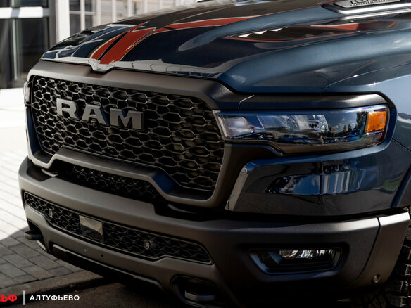 2025 Ram 1500 Crew Cab V Рестайлинг, синий, 9290000 рублей - вид 2