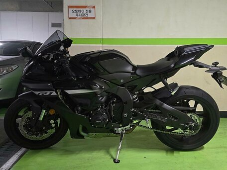 2024 Yamaha YZF-R1, чёрный, 1990000 рублей, вид 4