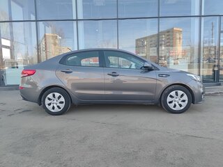2017 Kia Rio III Рестайлинг, серый, 860000 рублей, вид 4