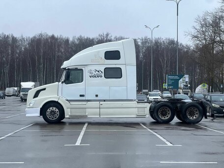 2003 Volvo VNL, белый, 1999999 рублей, вид 4