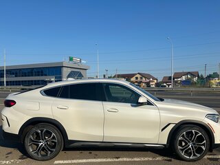 2022 BMW X6 40i III (G06), белый, 8500000 рублей, вид 3