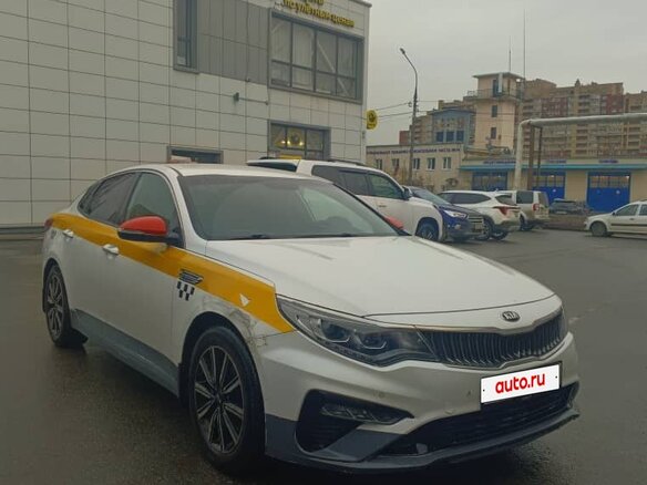 2018 Kia Optima IV Рестайлинг, белый, 860000 рублей - вид 1