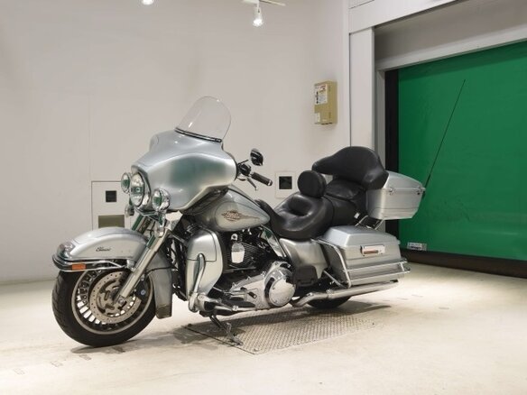 2011 Harley-Davidson Electra Glide, серебристый, 785000 рублей - вид 3