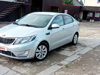 2014 Kia Rio 6-speed III, серебристый, 650000 рублей, вид 3