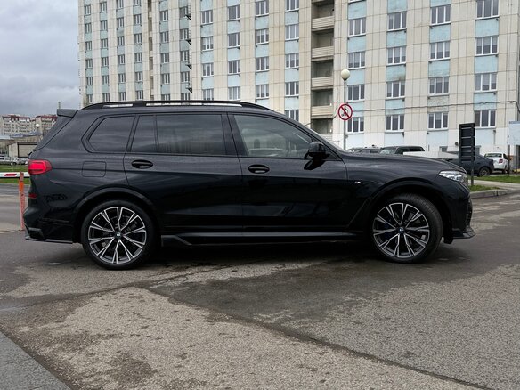 2021 BMW X7 40d I (G07), чёрный, 10100000 рублей - вид 3