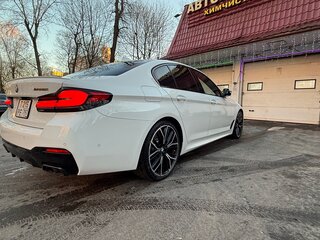 2020 BMW 5 серии M550i xDrive VII (G30/G31/G38) Рестайлинг, белый, 6090000 рублей, вид 4