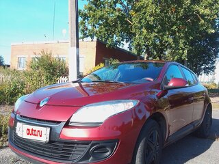 2014 Renault Megane III Рестайлинг, красный, 700000 рублей, вид 1