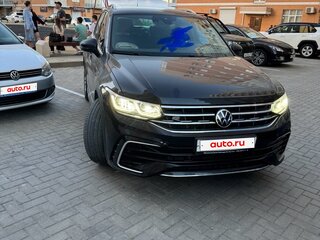 2021 Volkswagen Tiguan II Рестайлинг, чёрный, 3700000 рублей, вид 2