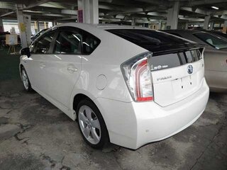 2013 Toyota Prius III Рестайлинг (XW30), белый, 900000 рублей, вид 5