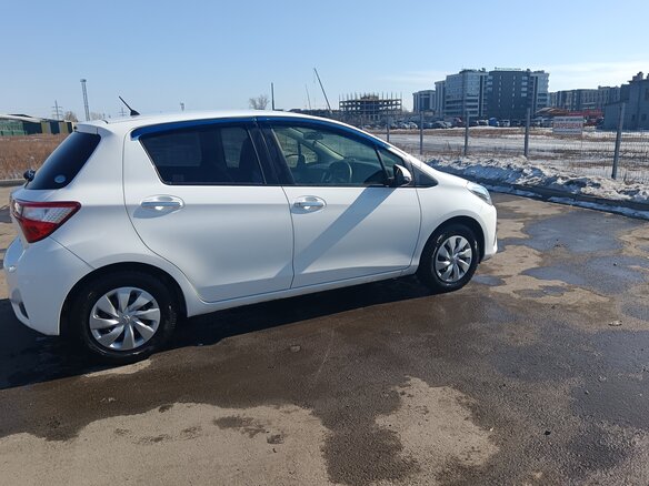 2018 Toyota Vitz III (XP130) Рестайлинг 2, белый, 780000 рублей - вид 2