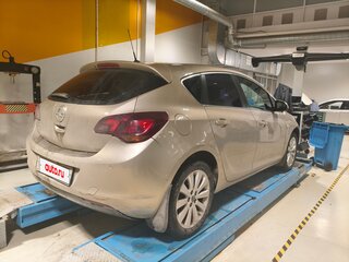 2011 Opel Astra J, бежевый, 550000 рублей, вид 3