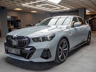 2025 BMW 5 серии 523d xDrive VIII (G60/G61/G68), серебристый, 7300000 рублей, вид 1