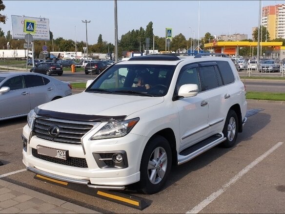2013 Lexus LX 570 III Рестайлинг, белый, 6400000 рублей