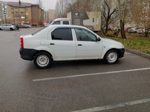 2013 Renault Logan I Рестайлинг, белый, 230000 рублей - вид 2
