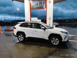 2021 Toyota RAV4 V (XA50), белый, 3200000 рублей, вид 3