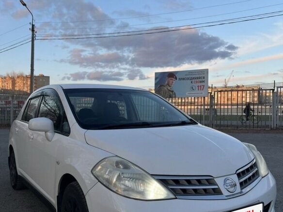 2010 Nissan Tiida I Рестайлинг, белый, 570000 рублей - вид 1