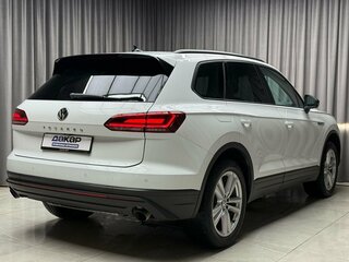 2020 Volkswagen Touareg III, белый, 4239000 рублей, вид 4