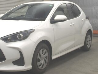 2022 Toyota Yaris IV, белый, 1151000 рублей, вид 2