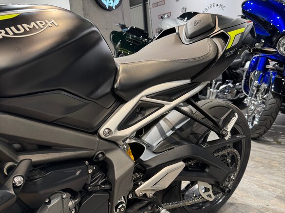 2020 Triumph Street Triple, чёрный, 999000 рублей - вид 14