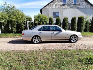 1997 Mercedes-Benz E-Класс 240 II (W210, S210), серебристый, 500000 рублей, вид 3