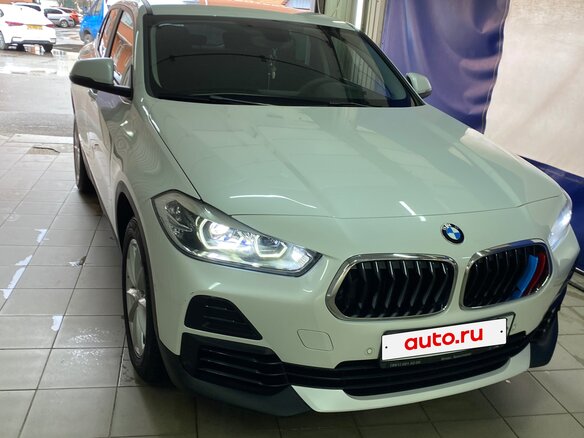 2020 BMW X2 sDrive18i I (F39), белый, 3500000 рублей - вид 1