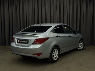 2015 Hyundai Solaris I Рестайлинг, серебристый, 679999 рублей, вид 5