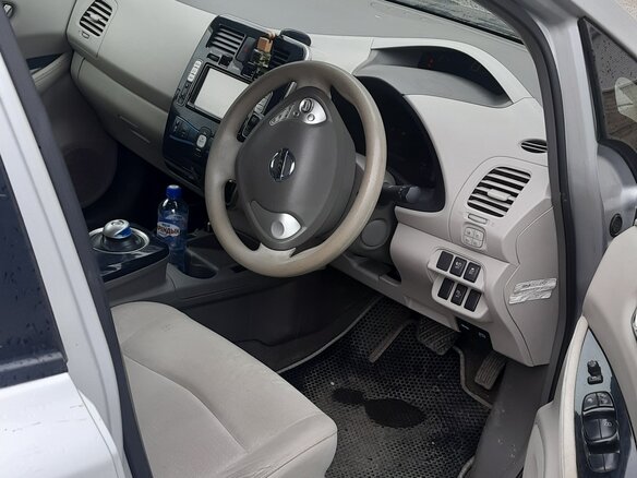 2011 Nissan Leaf (EM61) I (ZE0/AZE0), серебристый, 660000 рублей - вид 5